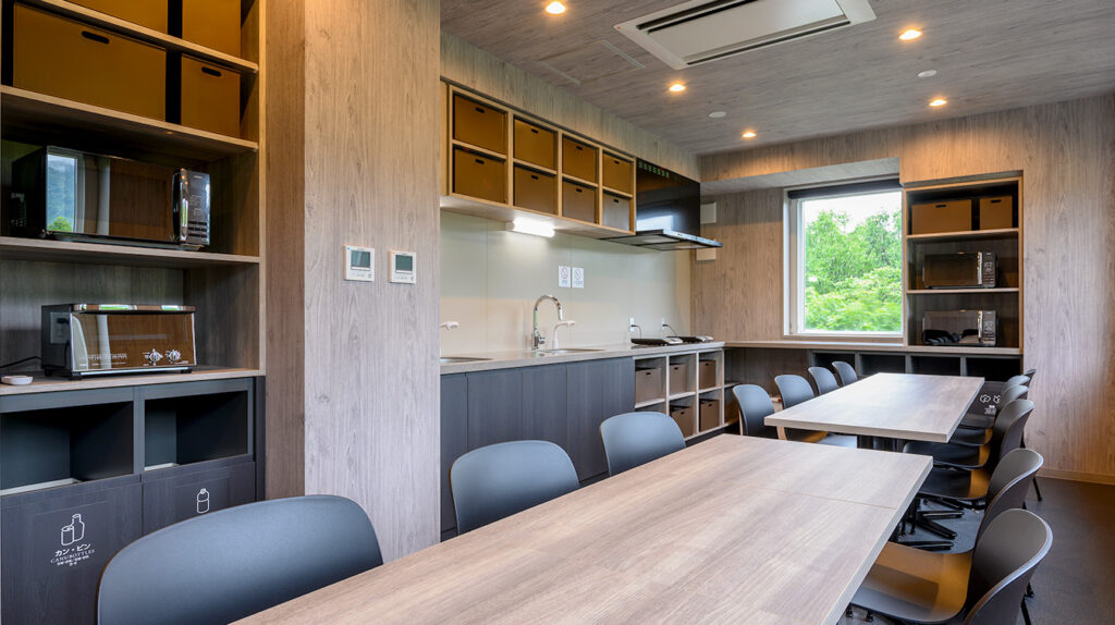 宿泊ホテル ミッドタウンニセコ shared eating space and kitchen