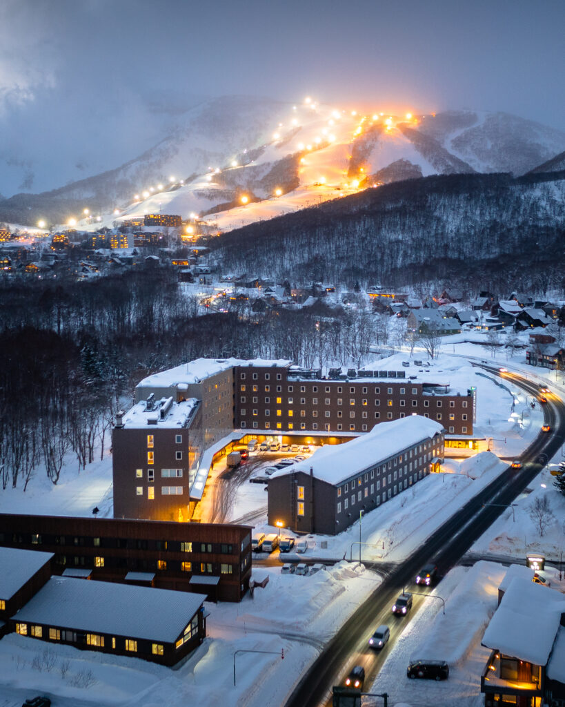 ミッドタウンニセコまで Midtown Niseko Hotel